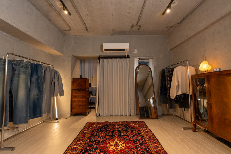 ColdBeer Store Tokyo の店内の洋服と鏡